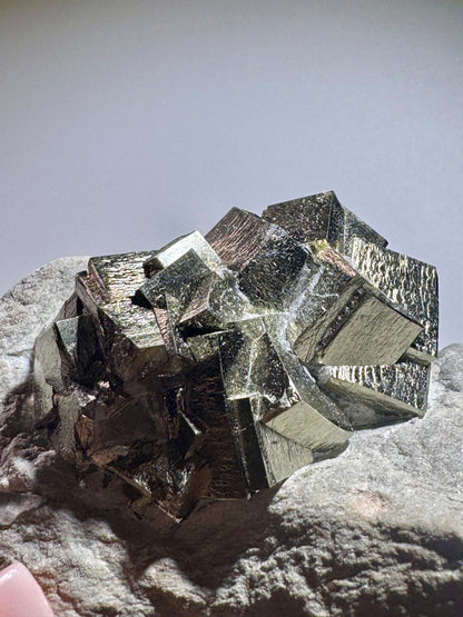 Pyrit-Würfel auf Matrix 10,5 cm – Edelstein aus Spanien