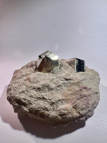 Pyrit-Würfel auf Matrix – Goldglänzender Edelstein aus Spanien- 9cm, 422g