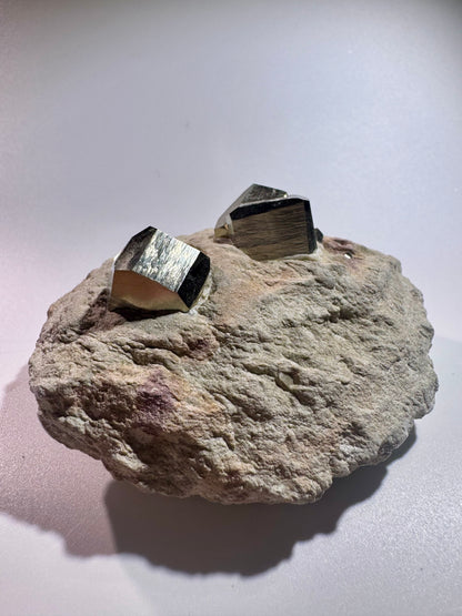 Pyrit-Würfel auf Matrix – Goldglänzender Edelstein aus Spanien- 9cm, 422g