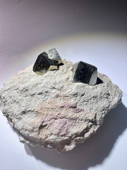 Pyrit-Würfel auf Matrix – Goldglänzender Edelstein aus Spanien- 9cm, 422g