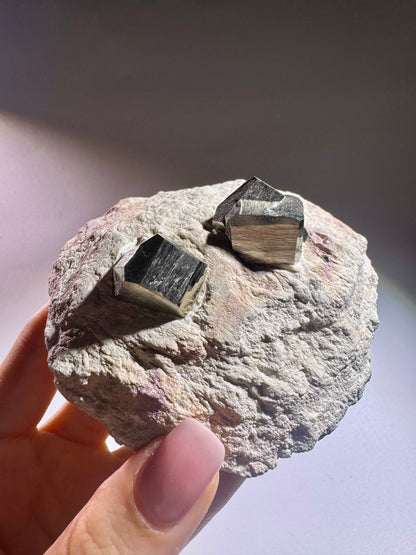 Pyrit-Würfel auf Matrix – Goldglänzender Edelstein aus Spanien- 9cm, 422g