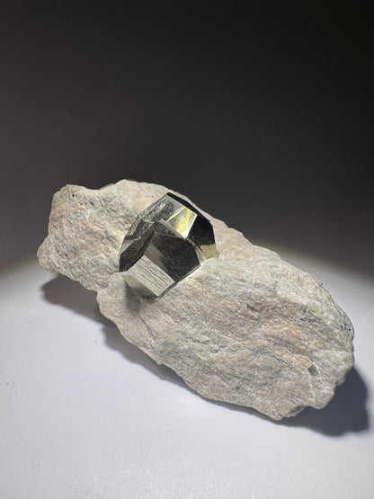 Seltene Pyrit-Formation auf Matrix aus Spanien – Naturwunder in Goldglanz