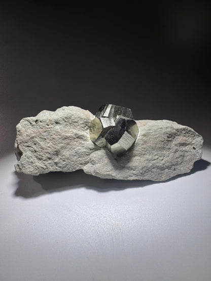 Seltene Pyrit-Formation auf Matrix aus Spanien – Naturwunder in Goldglanz