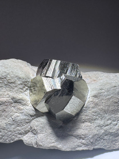 Seltene Pyrit-Formation auf Matrix aus Spanien – Naturwunder in Goldglanz