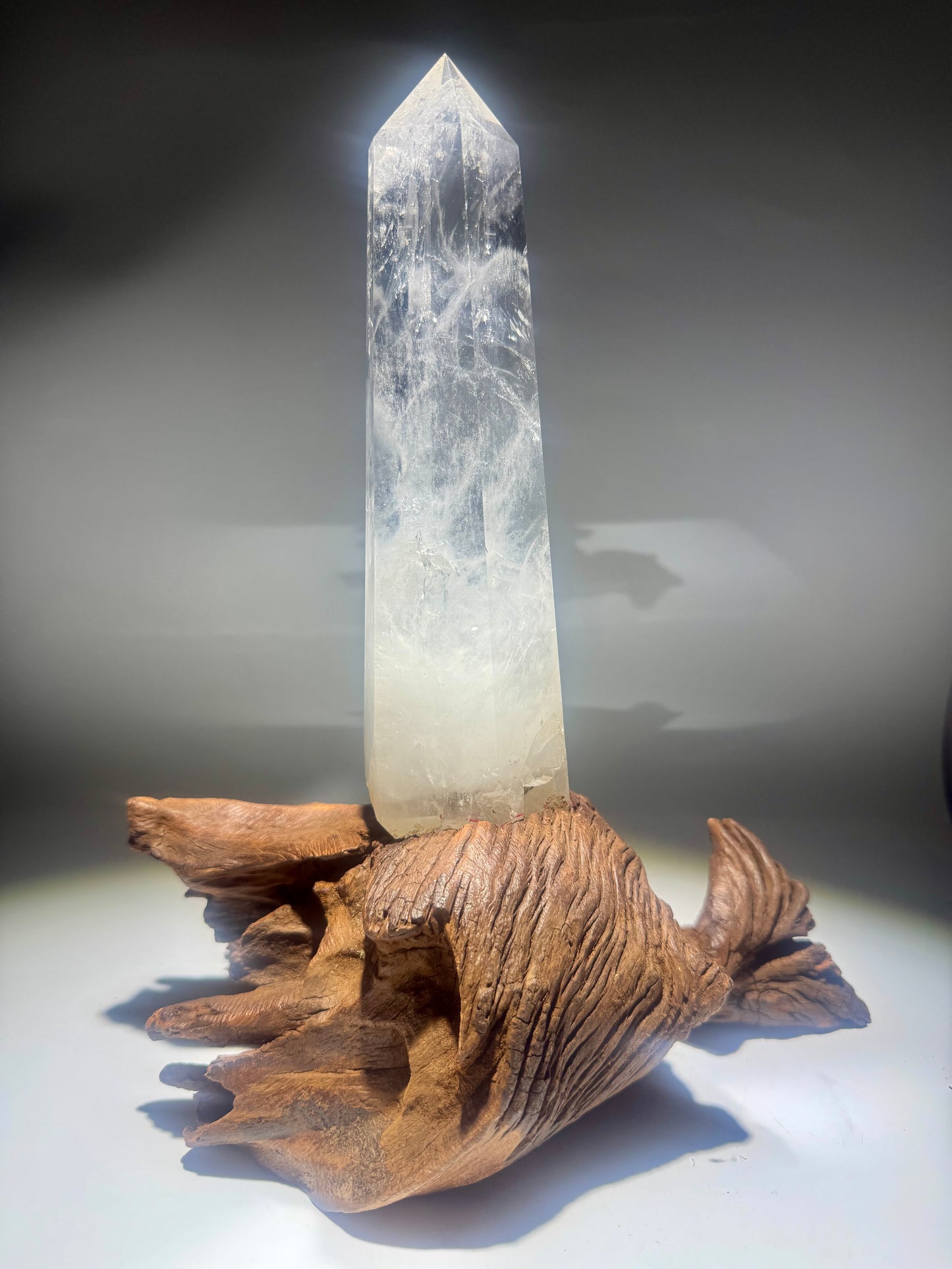 Kristallklare Bergkristallspitze auf Holzsockel – Ein Unikat voller Licht  29cm