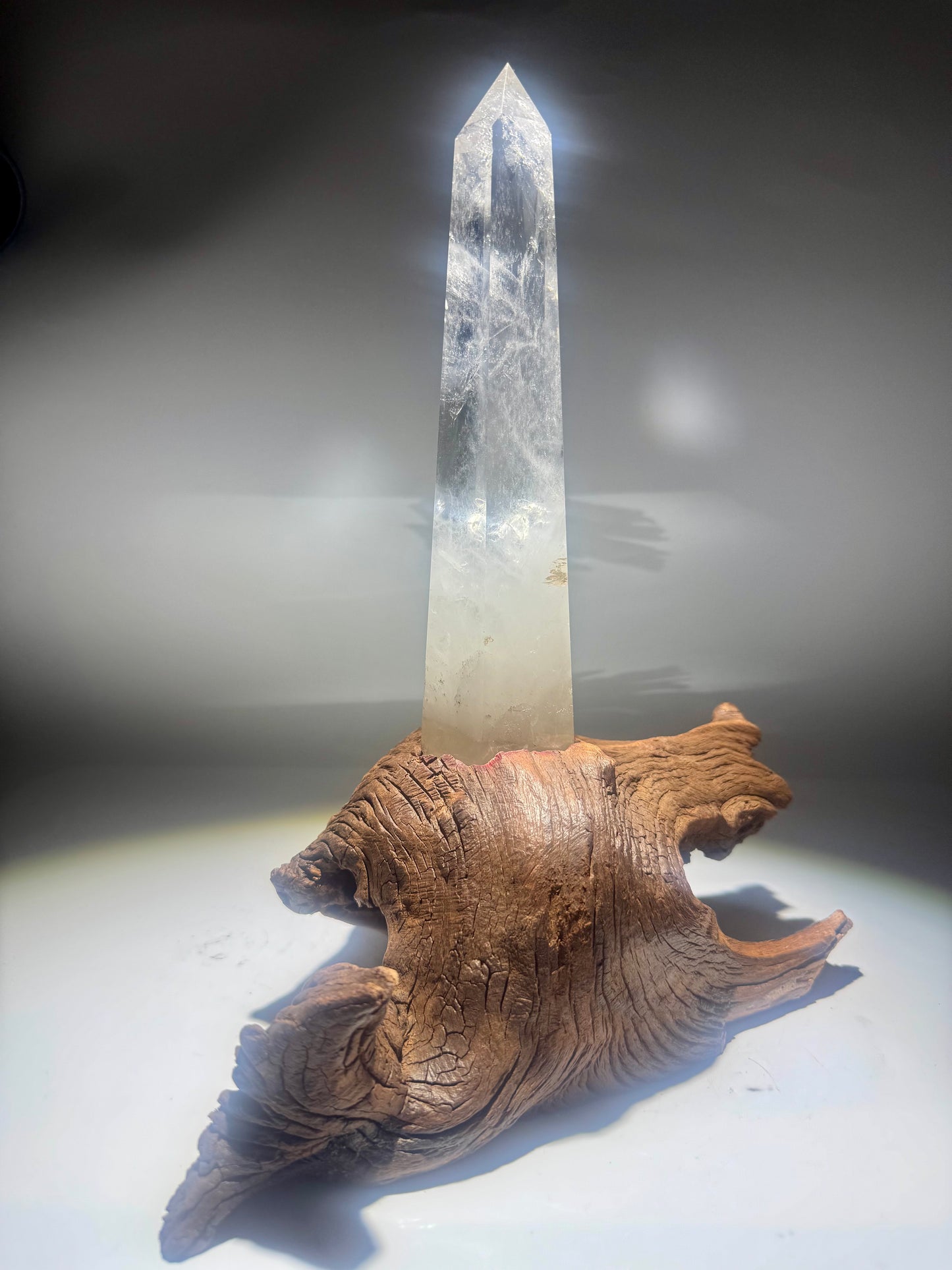 Kristallklare Bergkristallspitze auf Holzsockel – Ein Unikat voller Licht  29cm