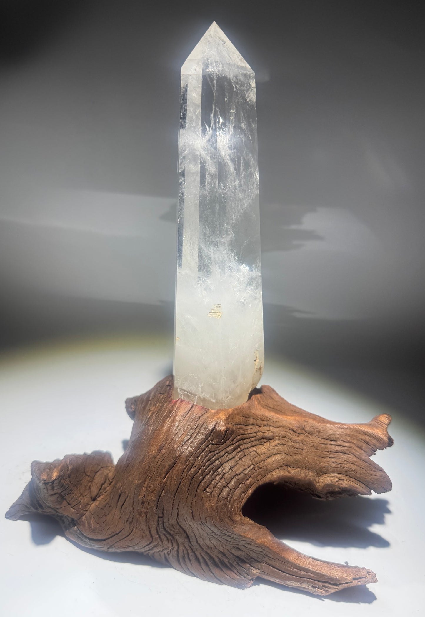 Kristallklare Bergkristallspitze auf Holzsockel – Ein Unikat voller Licht  29cm
