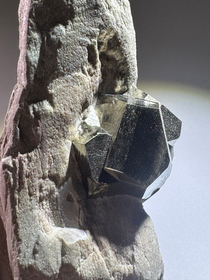 Seltene Pyrit-Formation auf Matrix aus Spanien – Naturwunder in Goldglanz