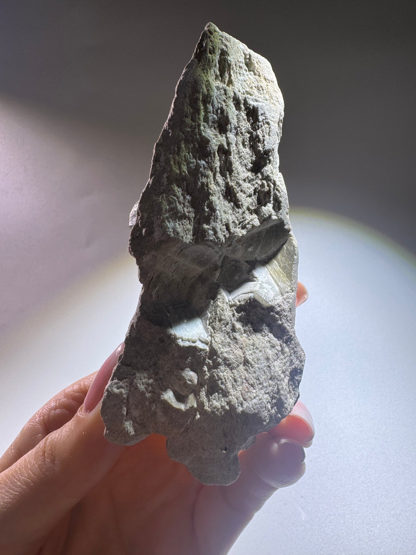 Seltene Pyrit-Formation auf Matrix aus Spanien – Naturwunder in Goldglanz