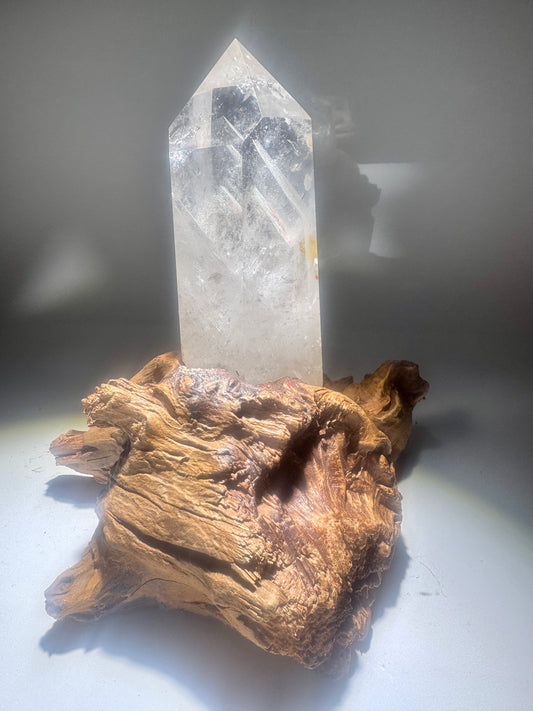 Bergkristall mit Phantomen auf Holzsockel – 19,5 cm Unikat voller Licht