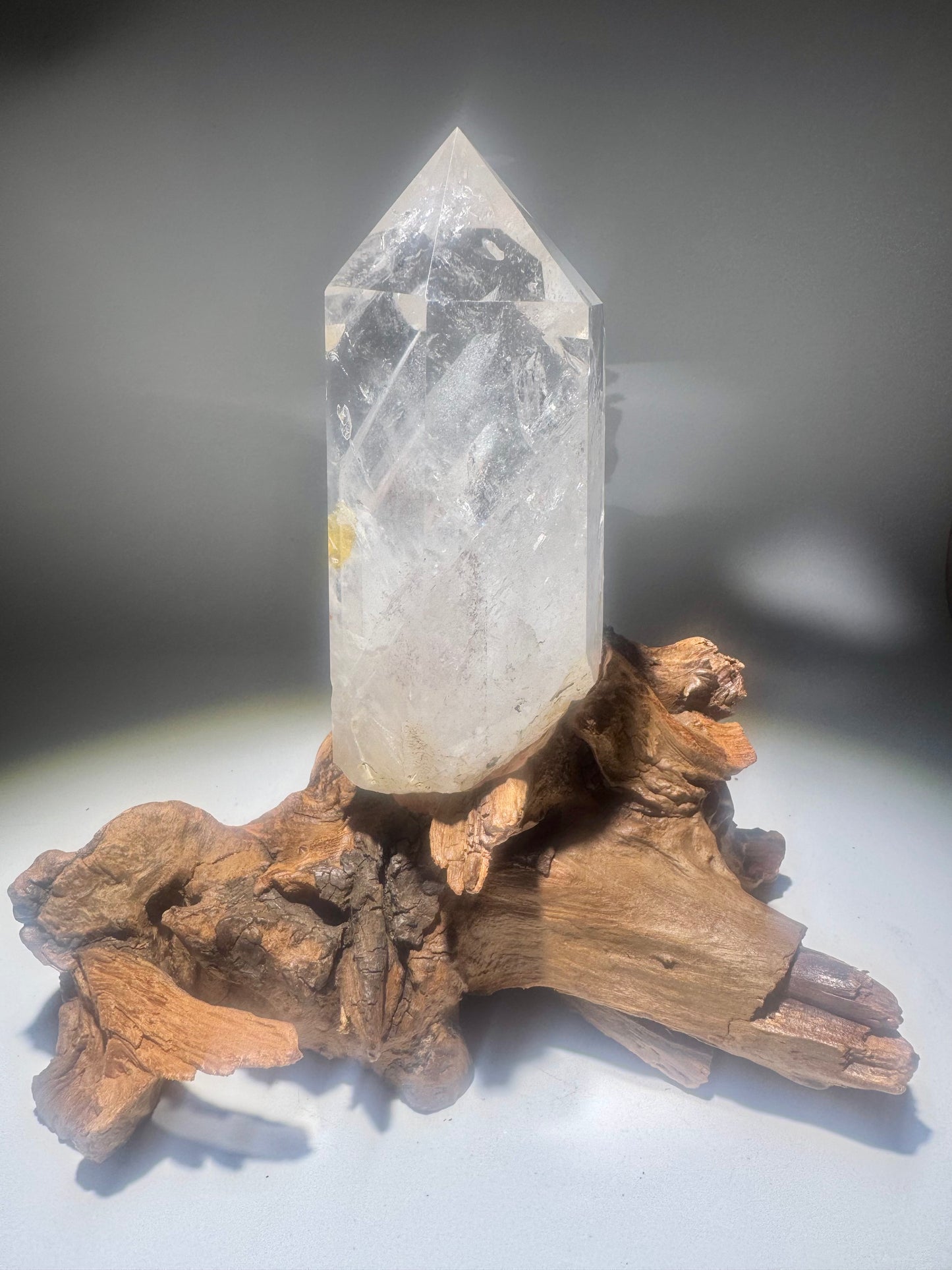 Bergkristall mit Phantomen auf Holzsockel – 19,5 cm Unikat voller Licht
