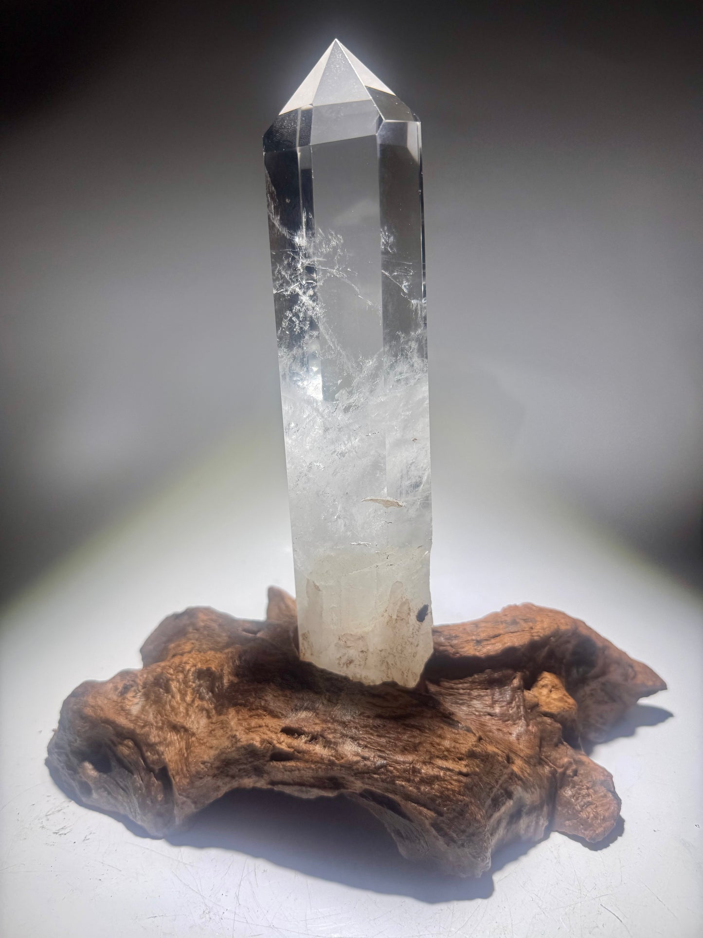 Klare Bergkristallspitze auf Wurzelholz – Natur in ihrer schönsten Form 26cm