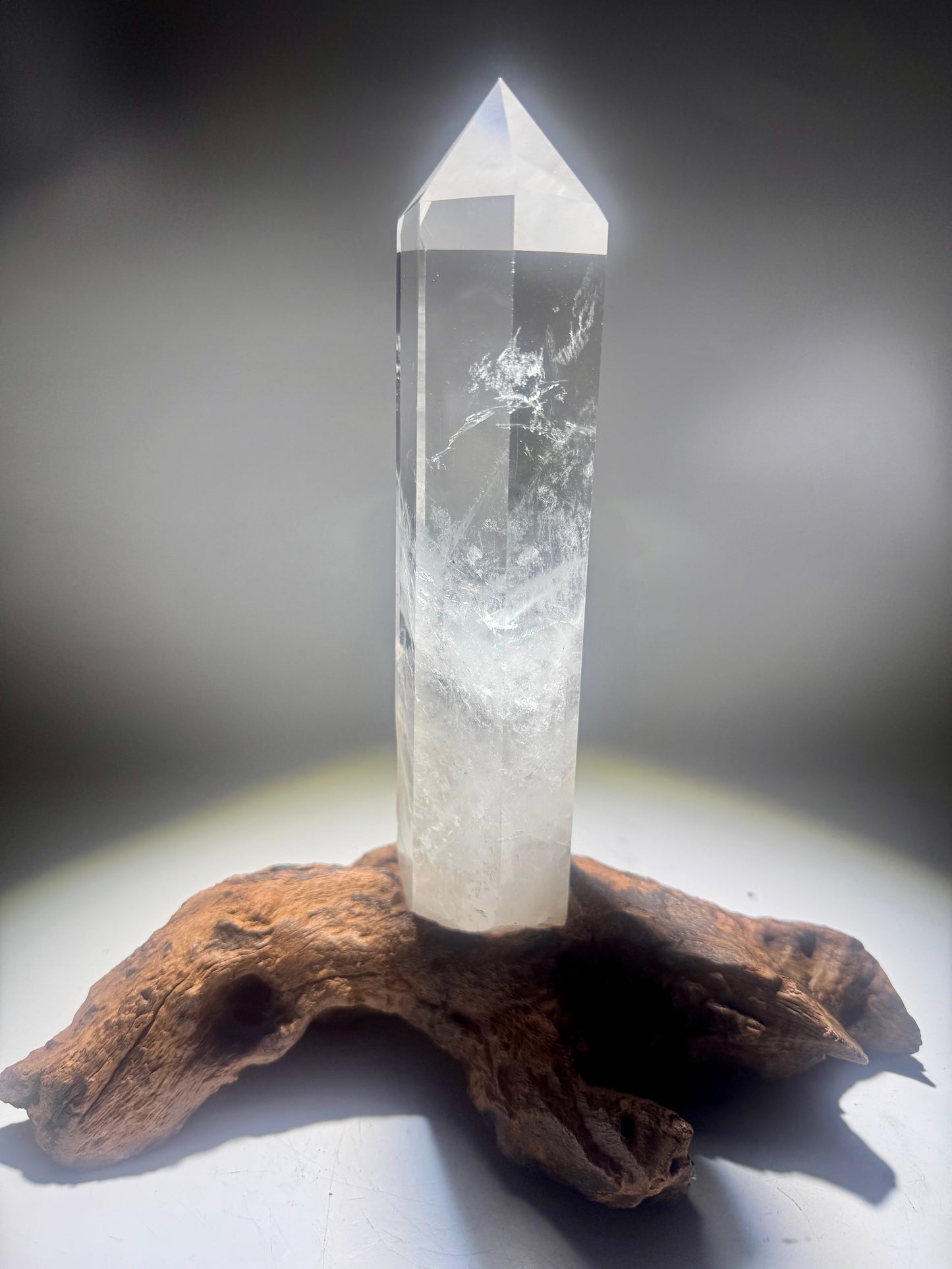 Klare Bergkristallspitze auf Wurzelholz – Natur in ihrer schönsten Form 26cm