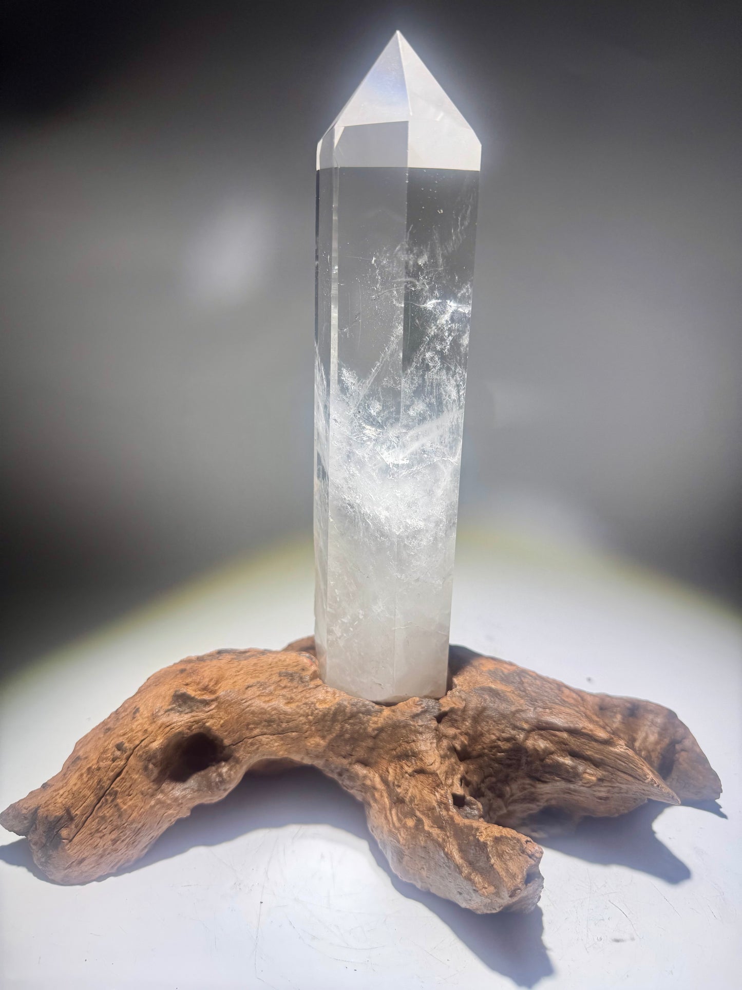 Klare Bergkristallspitze auf Wurzelholz – Natur in ihrer schönsten Form 26cm