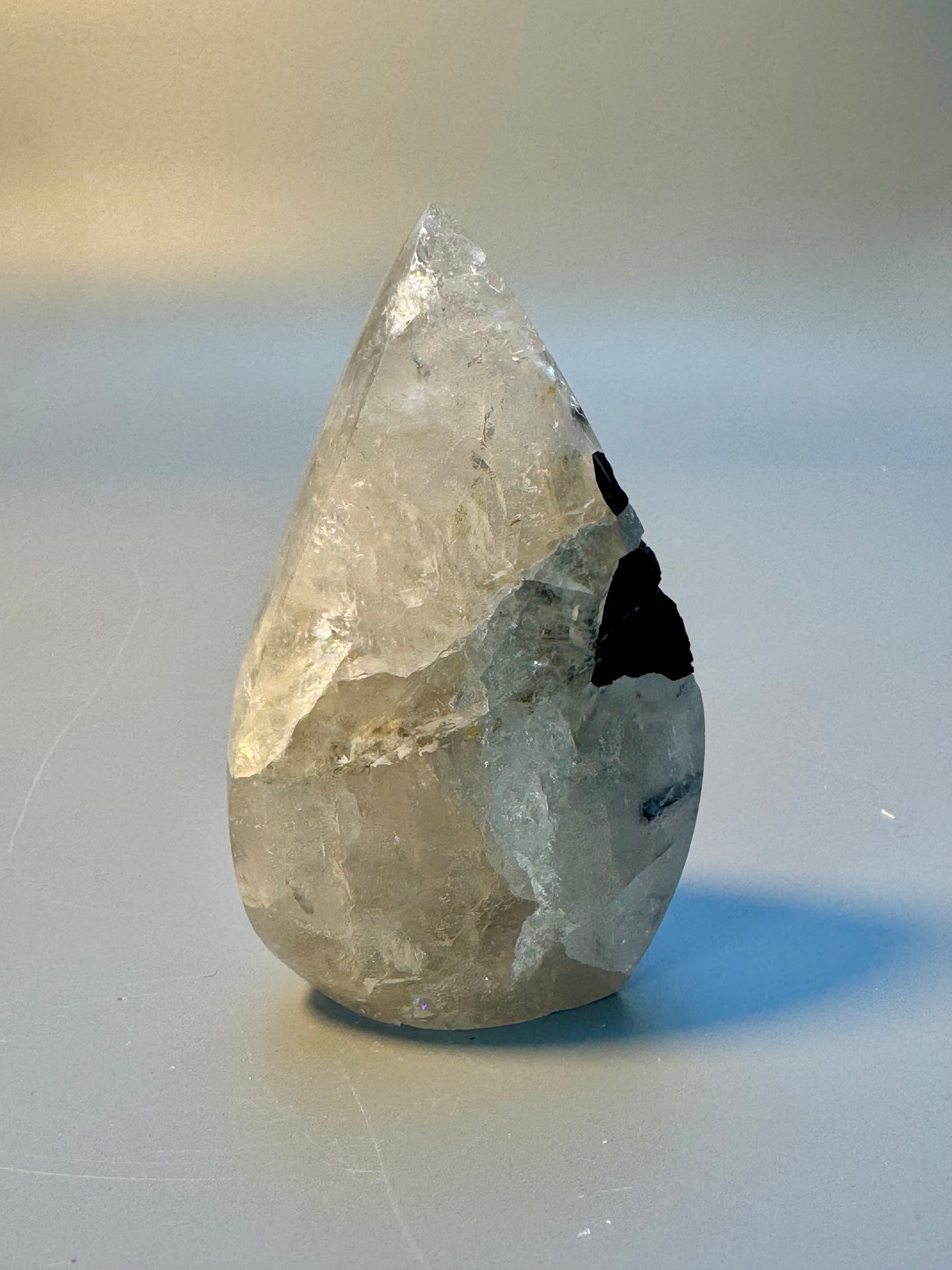Flamme de quartz avec inclusions de tourmaline – Énergie puissante & protection