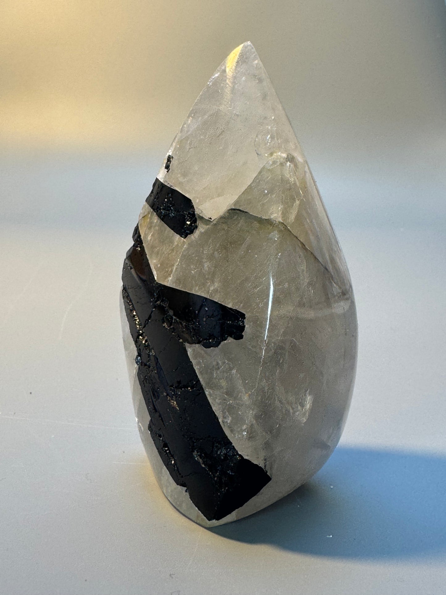 Flamme de quartz avec inclusions de tourmaline – Énergie puissante & protection