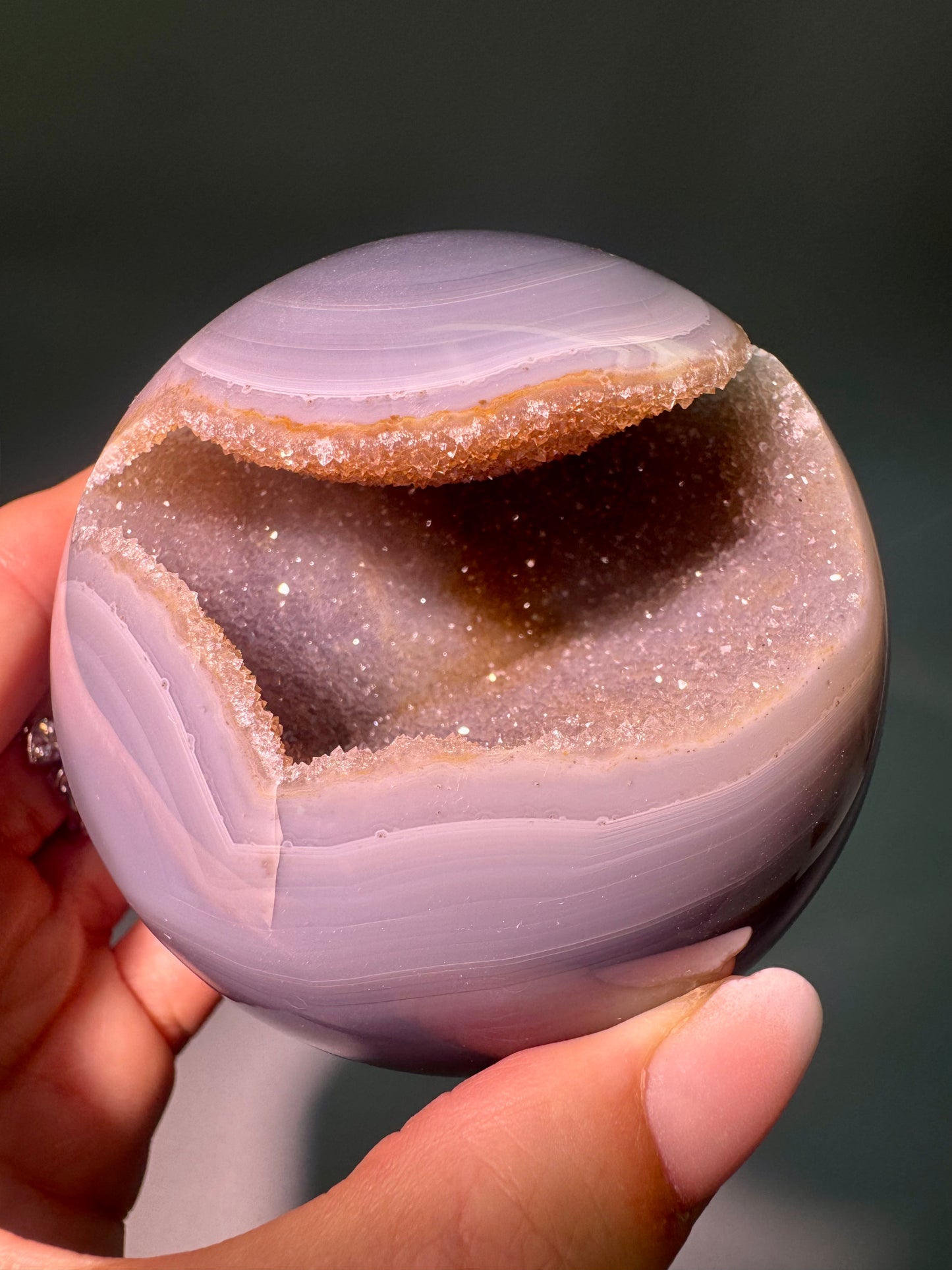 Perfekte Achatkugel mit goldenen Kristallen – 7.7 cm, 593 g