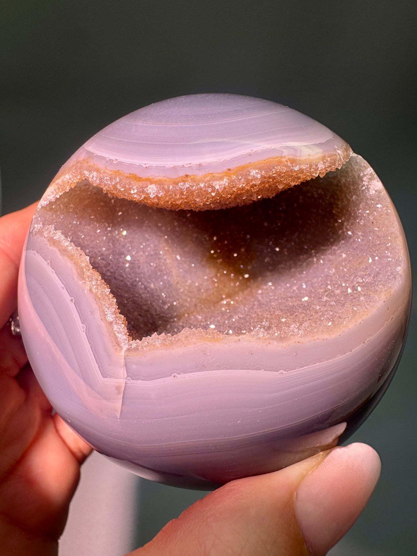 Perfekte Achatkugel mit goldenen Kristallen – 7.7 cm, 593 g