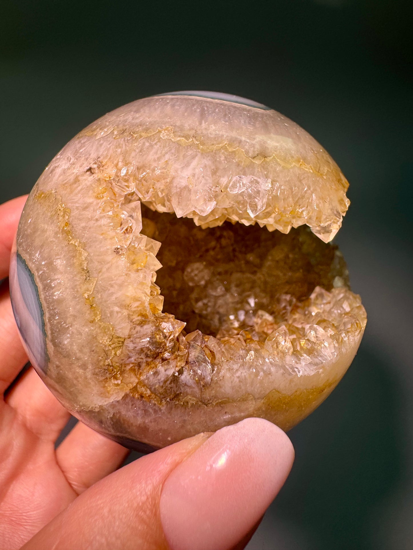 Achatkugel mit blau-grauer Bänderung & goldenen Kristallen – 6,7 cm
