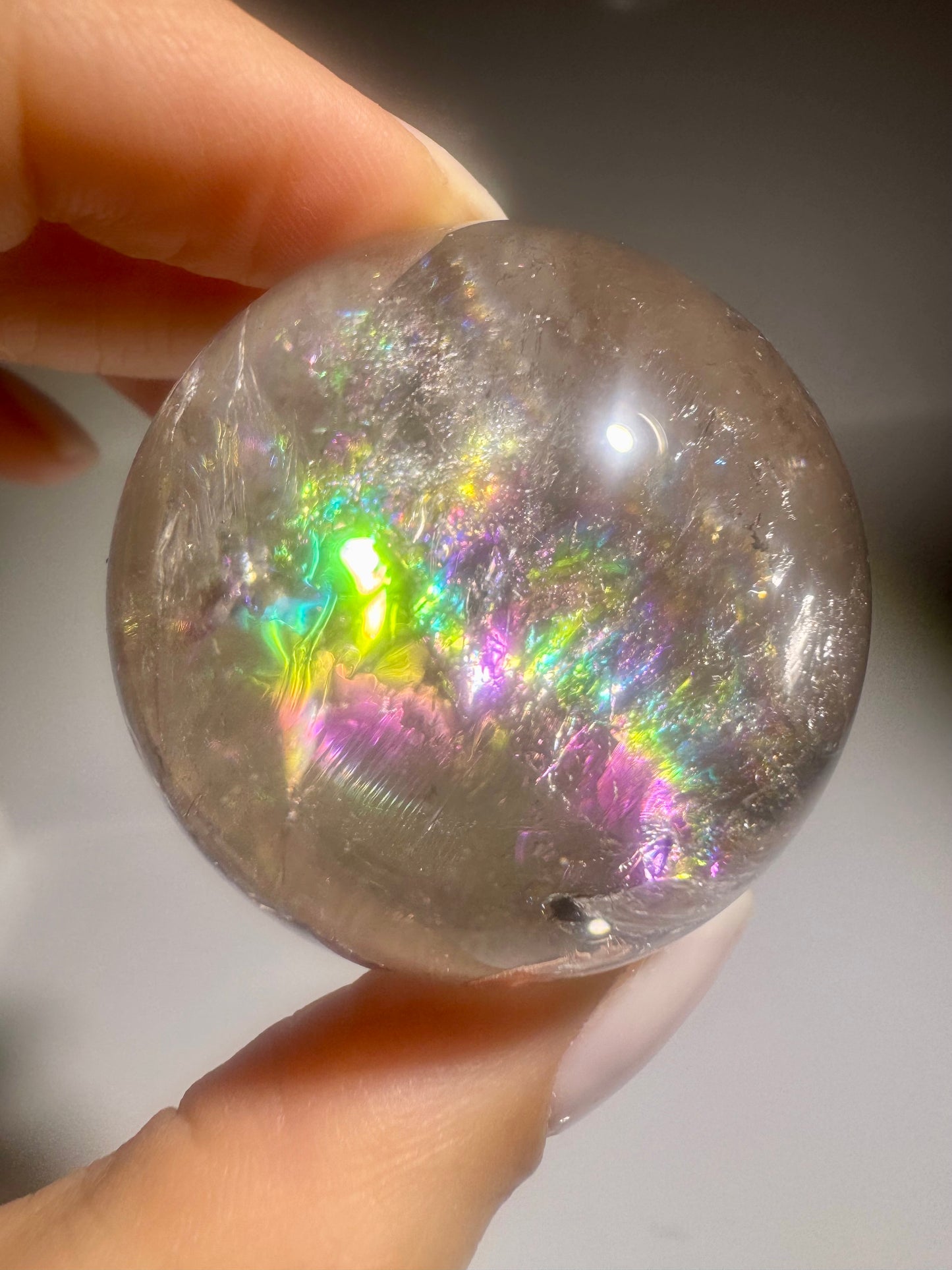 Sphère de quartz fumé avec arc-en-ciel – Boule de cristal extra claire