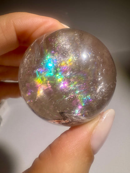 Sphère de quartz fumé avec arc-en-ciel – Boule de cristal extra claire