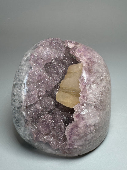 Amethyst Cutbase mit Kalzit | UNIQUE CRYSTALS