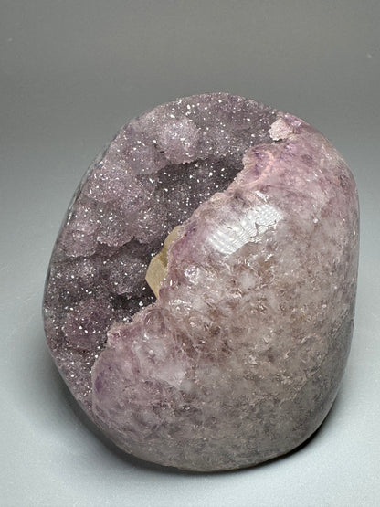 Amethyst Cutbase mit Kalzit | UNIQUE CRYSTALS