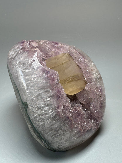 Amethyst Cutbase mit Kalzit | UNIQUE CRYSTALS