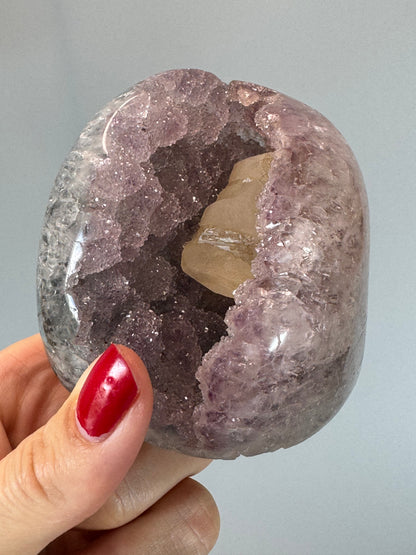 Amethyst Cutbase mit Kalzit | UNIQUE CRYSTALS