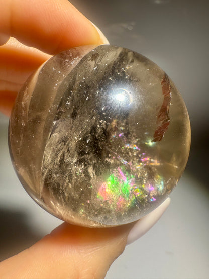 Sphère de quartz fumé avec arc-en-ciel – Boule de cristal extra claire