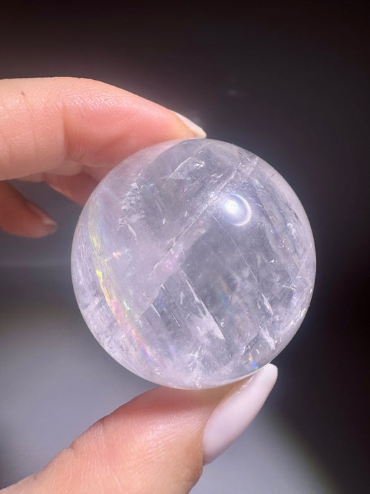 Optische Calcit-Kugel 4 cm – Regenbogenfarben, natürliche Kristallenergie