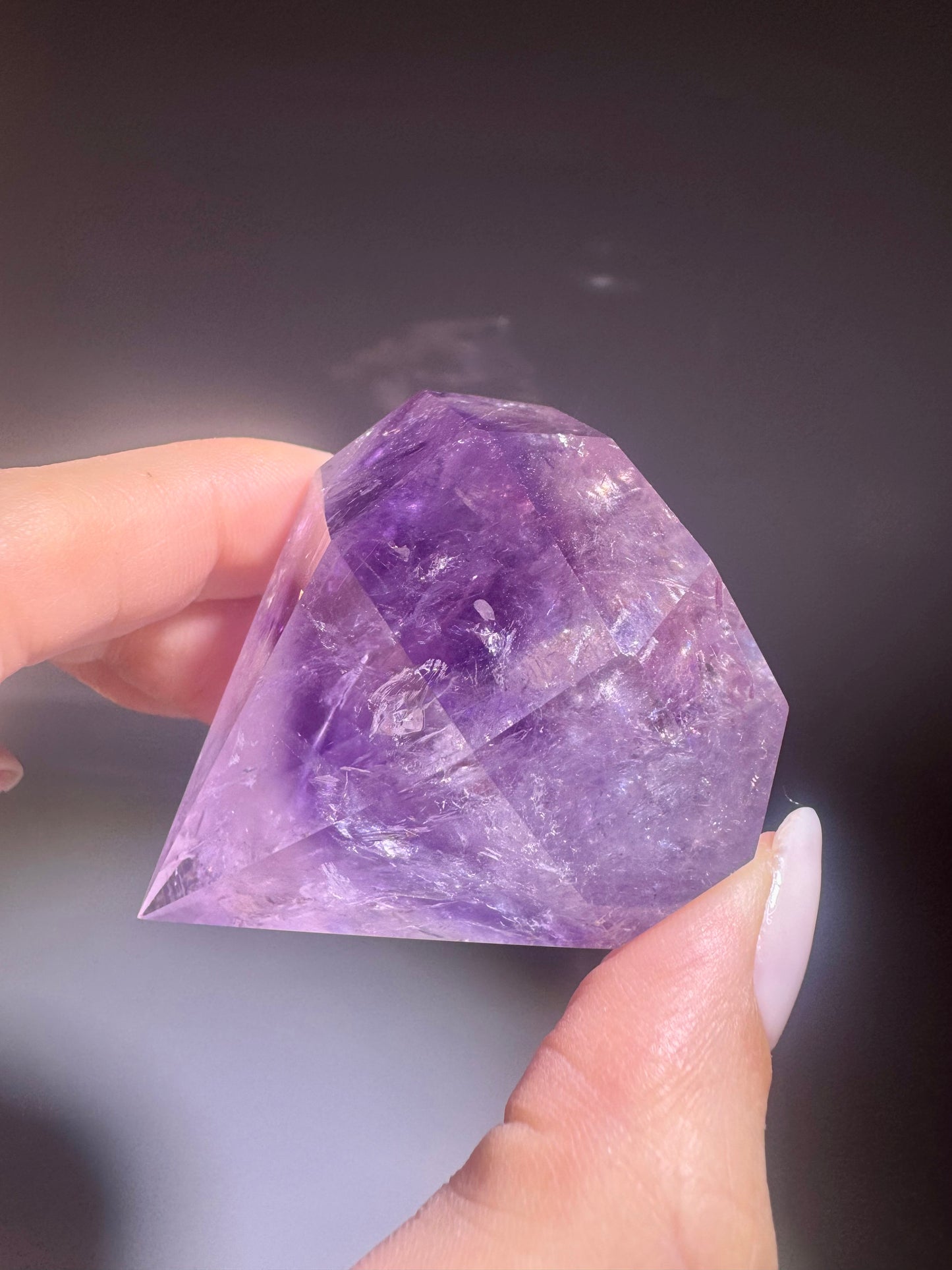 Phantom Amethyst mit Regenbogen – Diamantform 5.3 cm