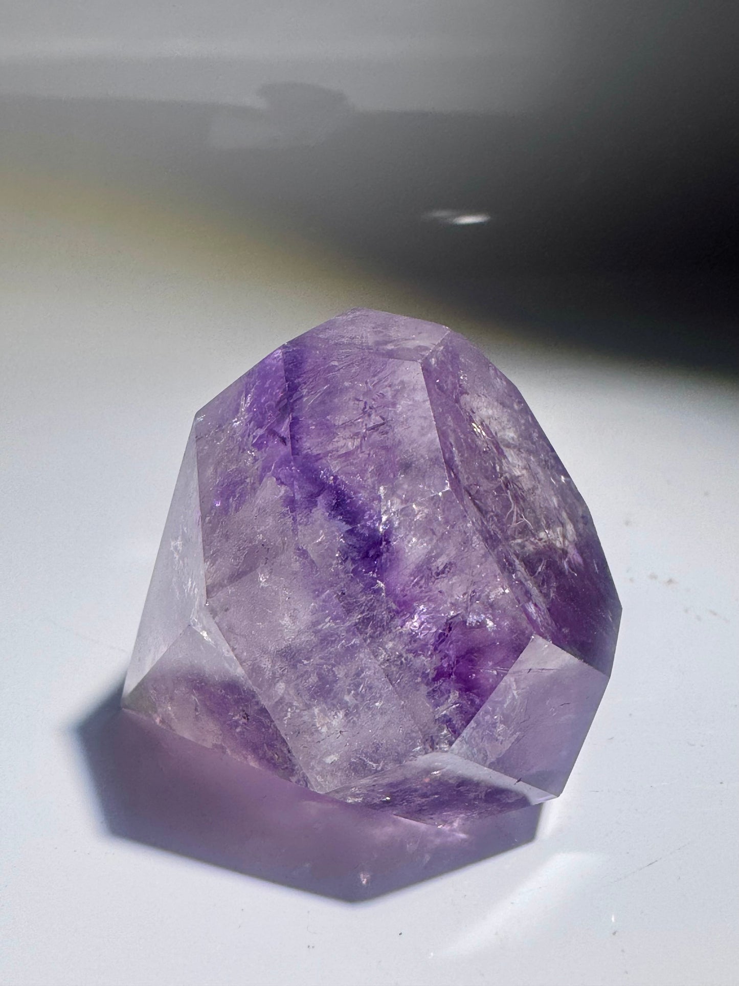Phantom Amethyst mit Regenbogen – Diamantform 5.3 cm