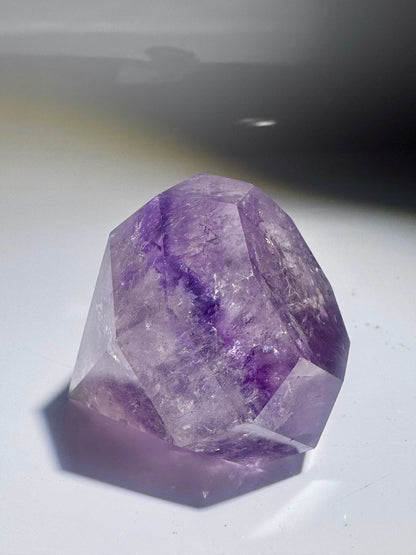Phantom Amethyst mit Regenbogen – Diamantform 5.3 cm