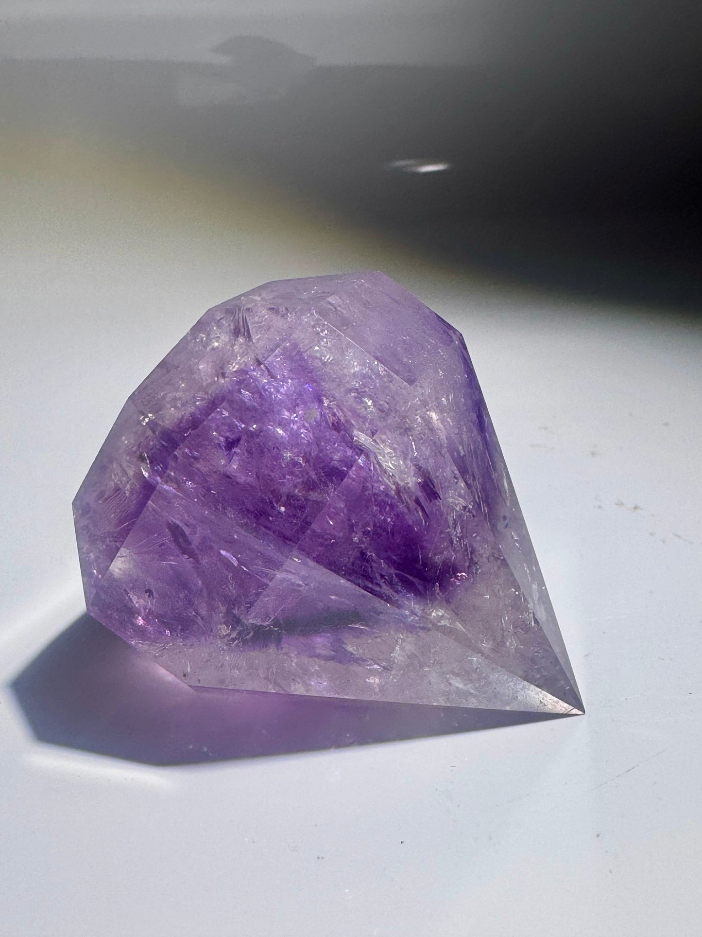 Phantom Amethyst mit Regenbogen – Diamantform 5.3 cm