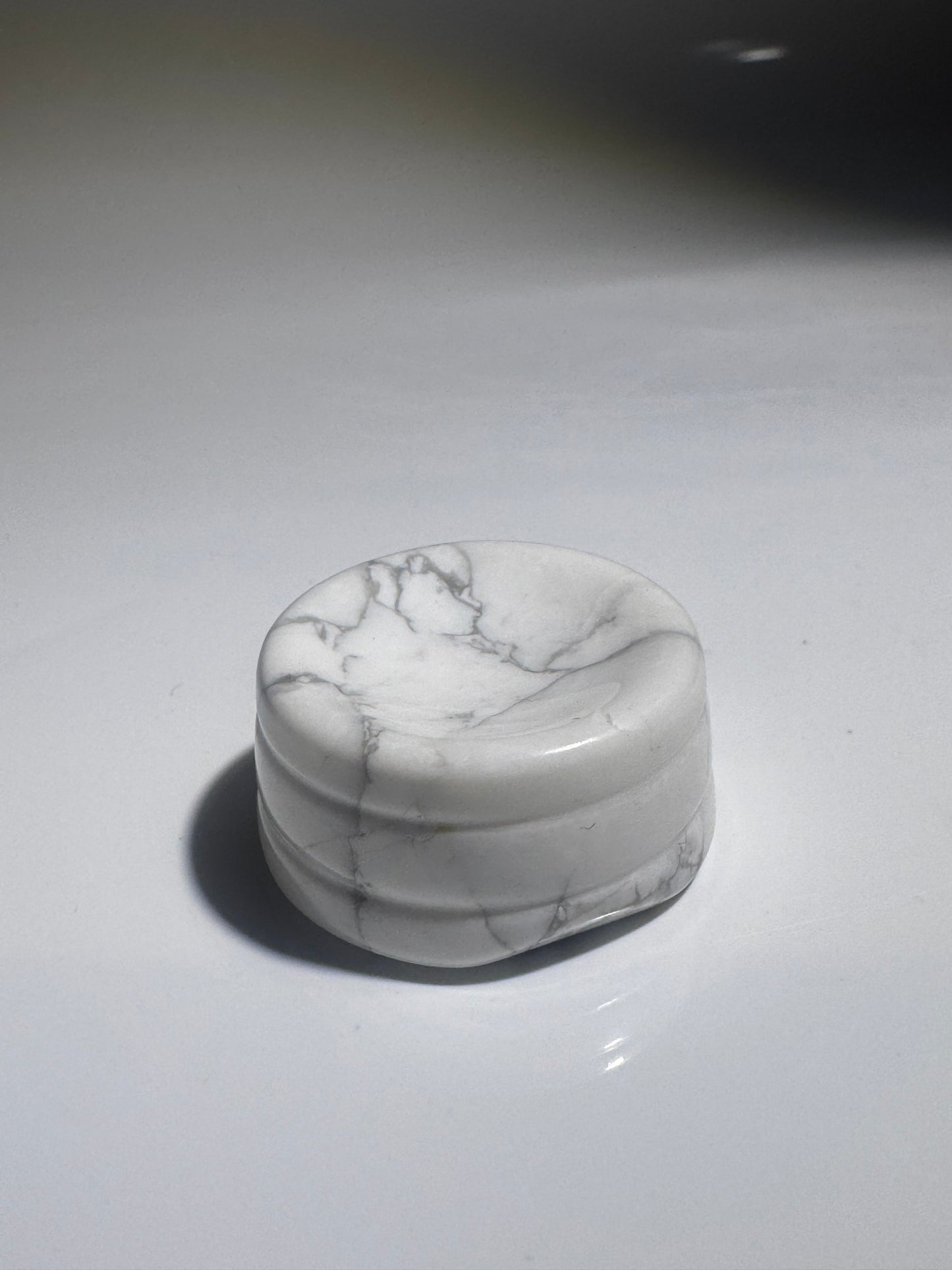 Howlith Kristallständer – Kugelhalter Naturstein weiss 2.7 cm