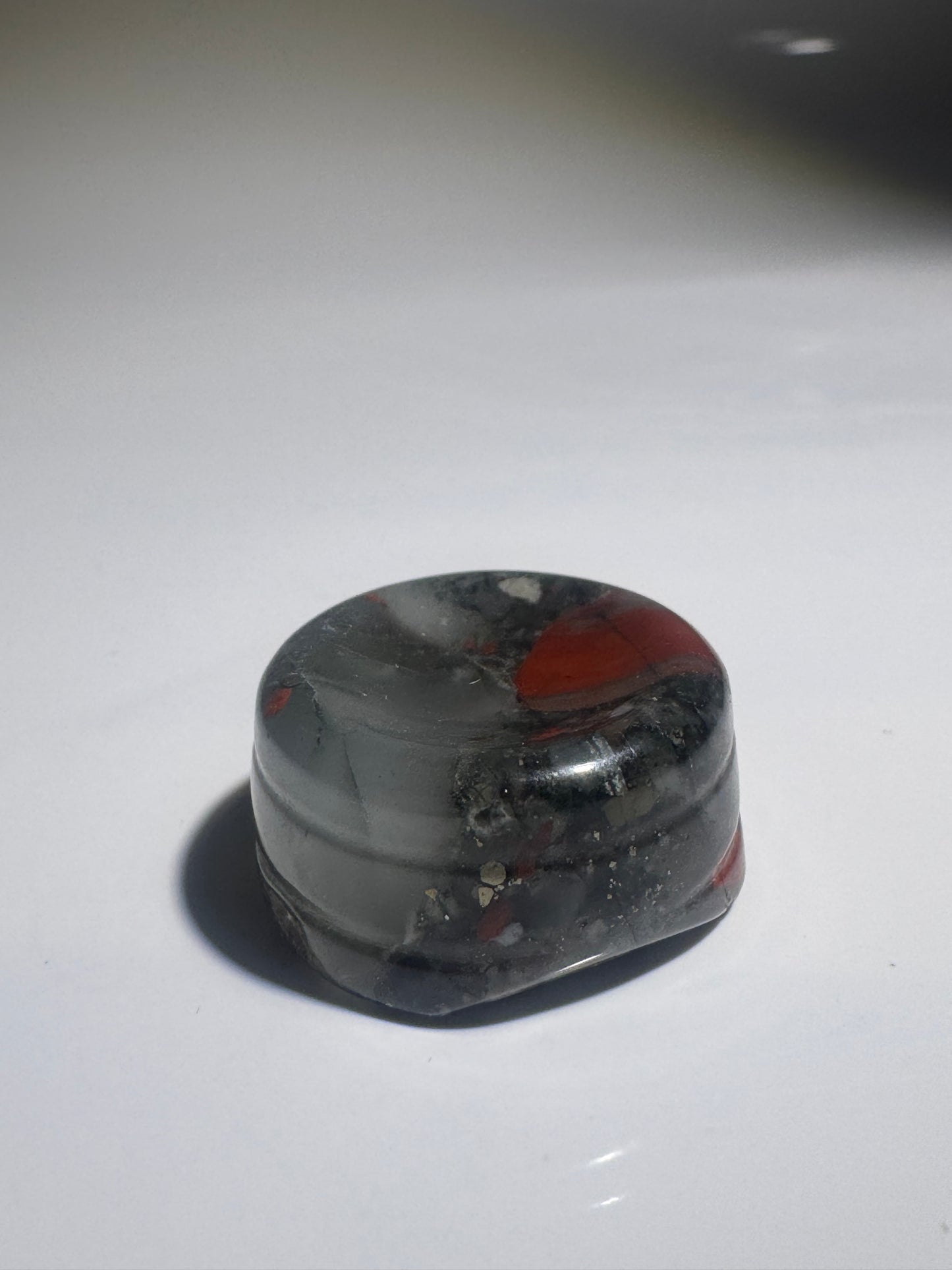 Bloodstone Kristallständer – Kugelhalter Naturstein 2.7 cm Handmade