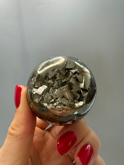 Exklusive Pyrit Kugel - 5cm, 272g