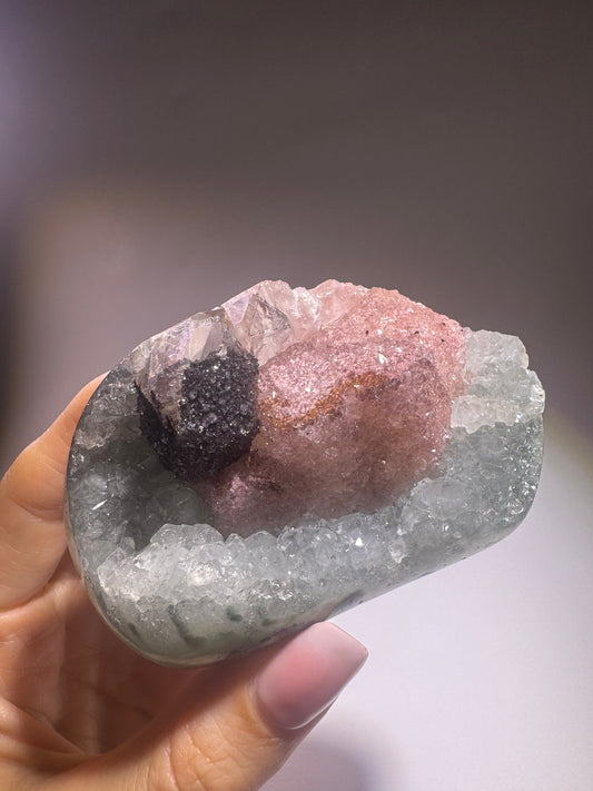 Rainbow Amethyst Cutbase aus Uruguay – 8,1 cm, 211 g