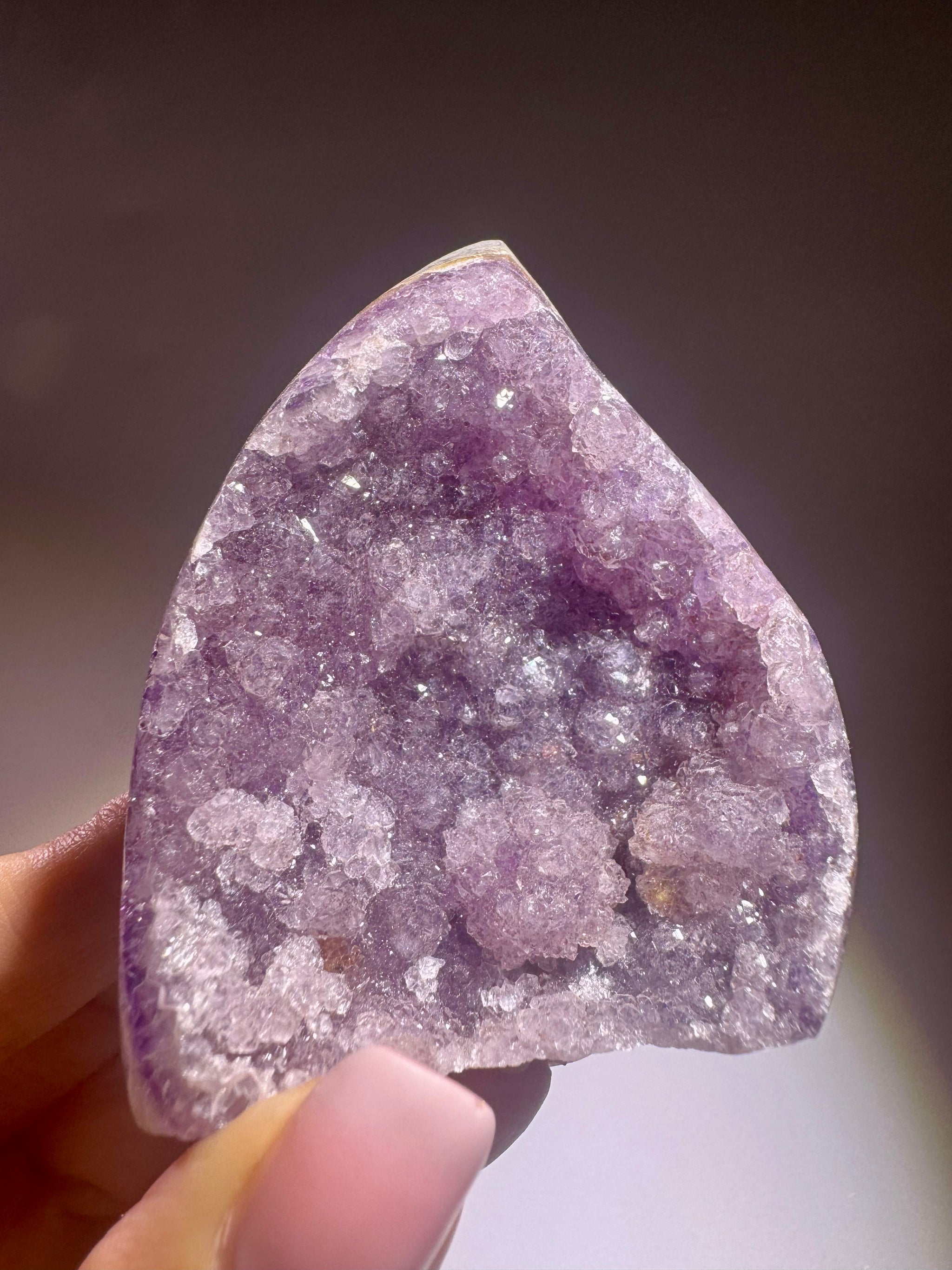 Funkelnde Rainbow Amethyst Flamme aus Uruguay - 7cm, 137g
