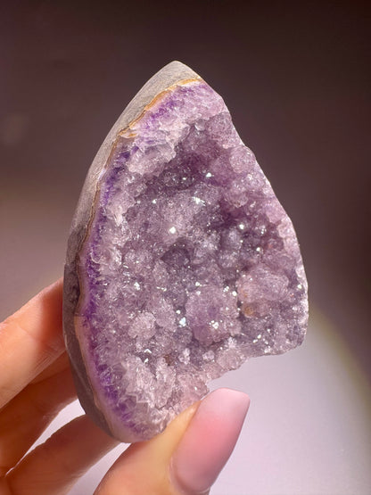 Funkelnde Rainbow Amethyst Flamme aus Uruguay - 7cm, 137g