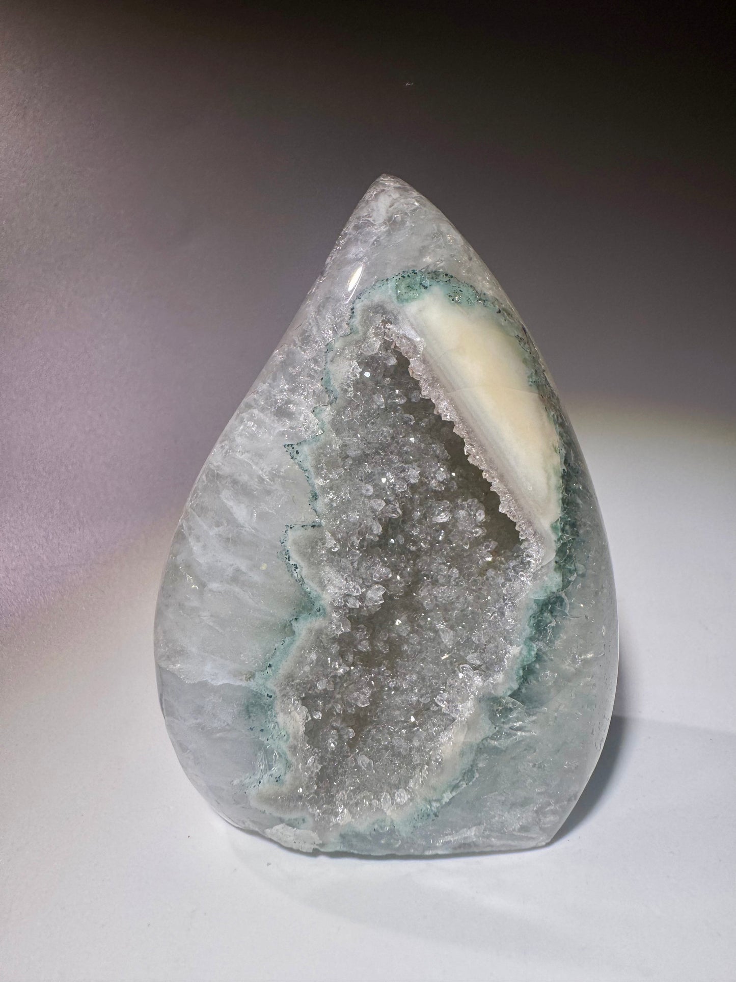 Hellgrüne Rainbow Amethyst Flamme – Uruguay – 8.5 cm, 250 g – funkelnd & selten 💚