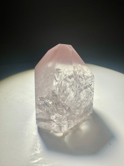 Pink Lithium Spitze 3 cm – faszinierendes, funkelndes Innenleben aus Brasilien, seltene Edelstein-Qualität 💗
