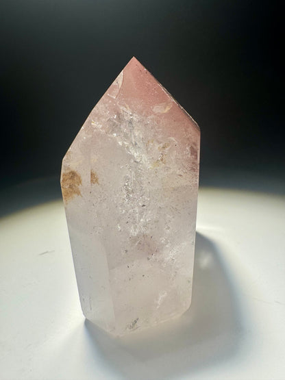 Pink Lithium Spitze 4.5 cm – zartes Rosa, faszinierendes funkelndes Innenleben, seltener Edelstein aus Brasilien 💎