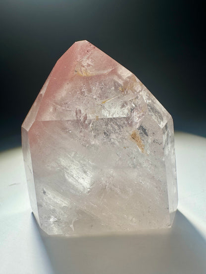 Pink Lithium Spitze 4.5 cm – zartes Rosa, faszinierendes funkelndes Innenleben, seltener Edelstein aus Brasilien 💎