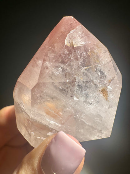 Pink Lithium Spitze 4.5 cm – zartes Rosa, faszinierendes funkelndes Innenleben, seltener Edelstein aus Brasilien 💎