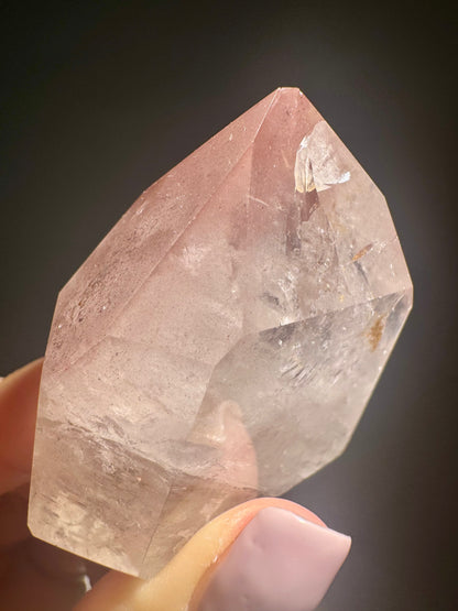 Pink Lithium Spitze 4.5 cm – zartes Rosa, faszinierendes funkelndes Innenleben, seltener Edelstein aus Brasilien 💎