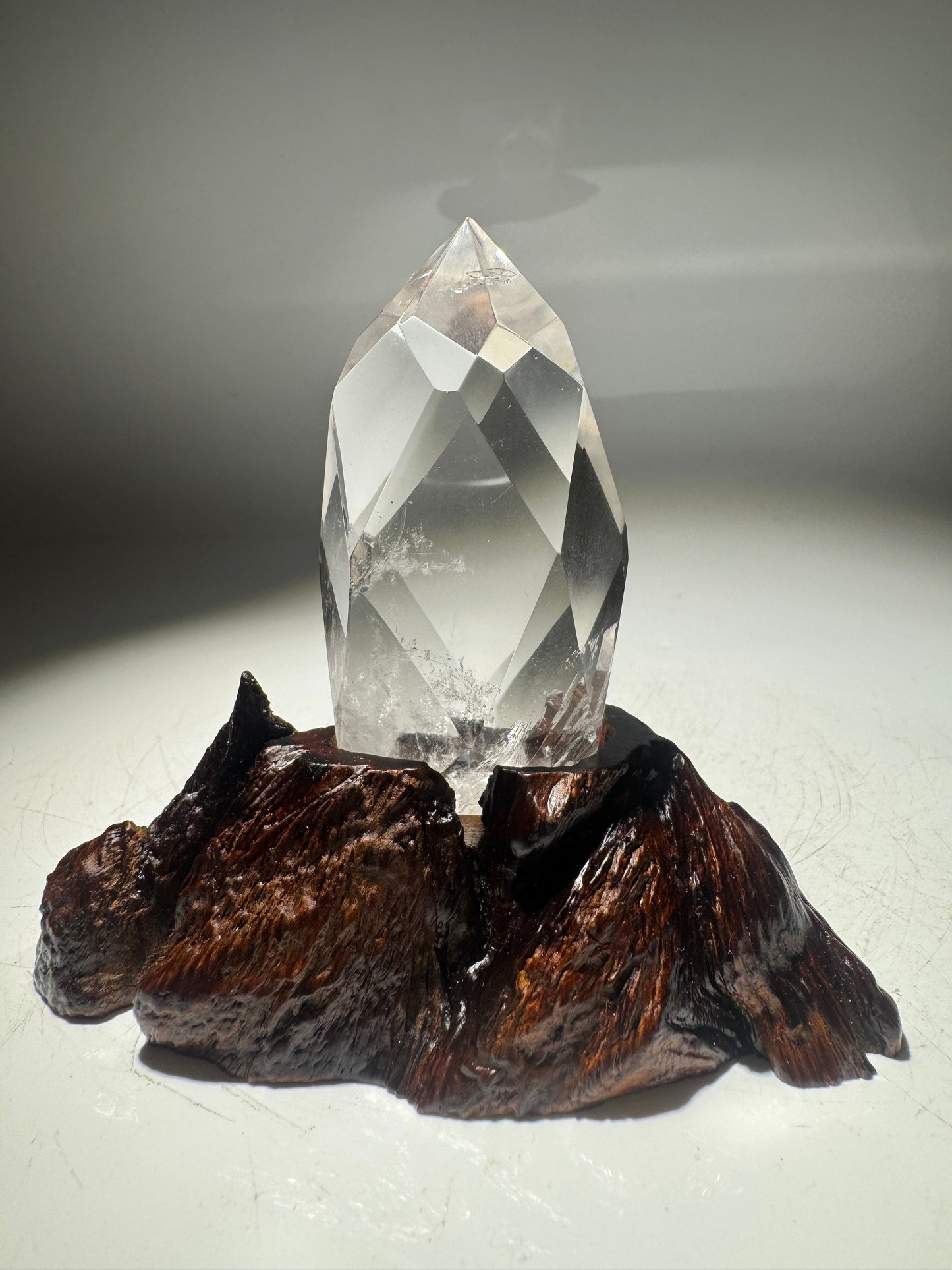 Ultraklarer Lemurian Bergkristall facettiert · Lichtunikat mit massangefertigter Wurzel