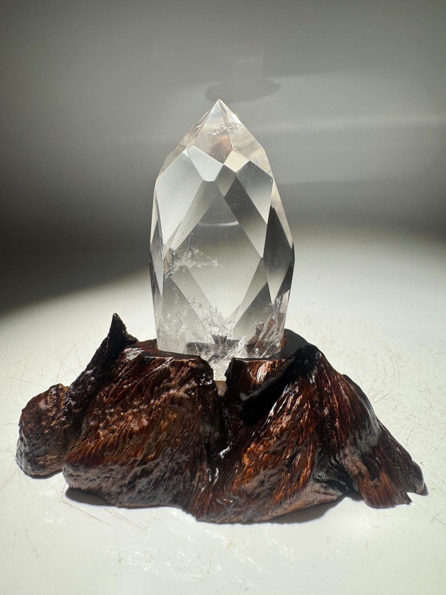 Ultraklarer Lemurian Bergkristall facettiert · Lichtunikat mit massangefertigter Wurzel