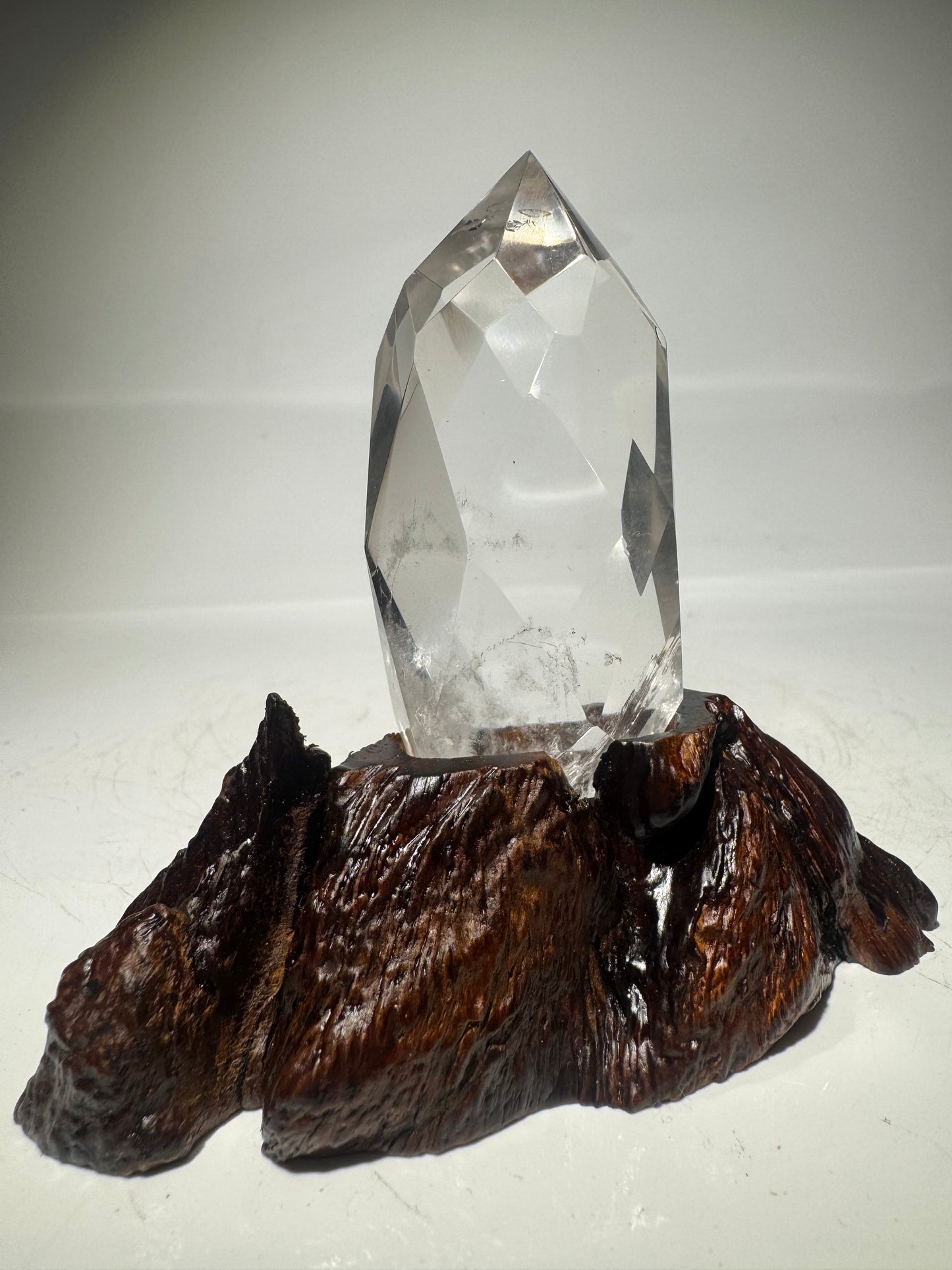 Ultraklarer Lemurian Bergkristall facettiert · Lichtunikat mit massangefertigter Wurzel